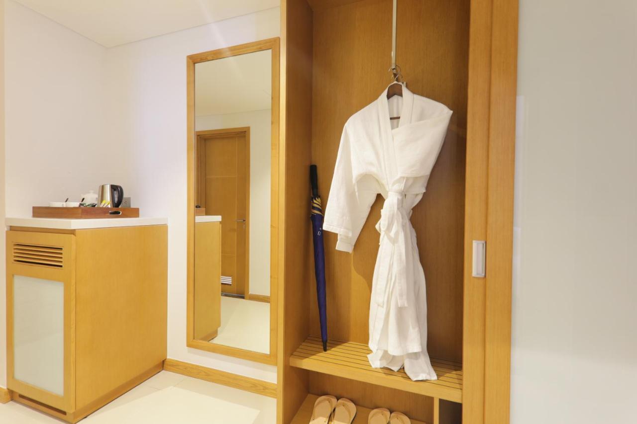 Tms岘港海滩酒店 外观 照片 A bathrobe hanging in a closet