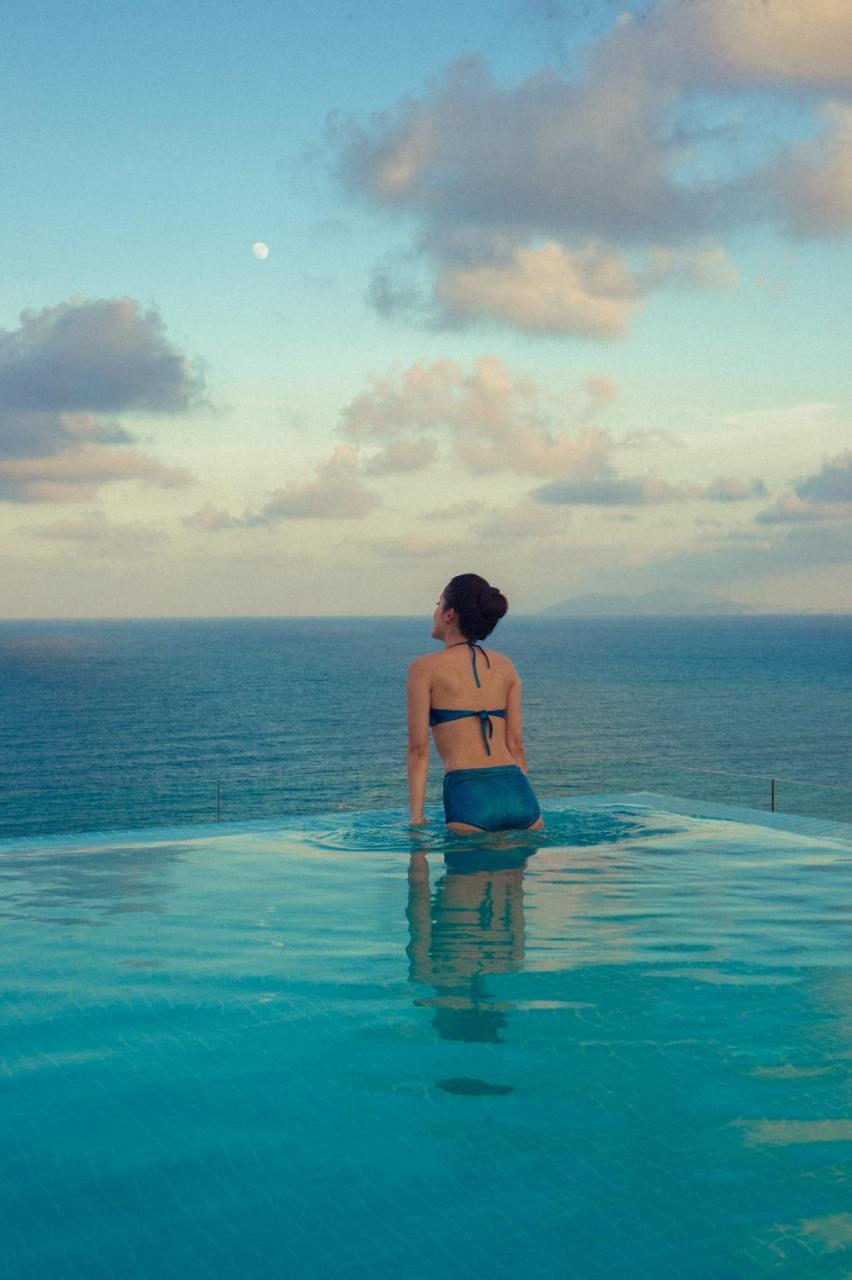 Tms岘港海滩酒店 外观 照片 Infinity pool at the Four Seasons Resort, Maldives